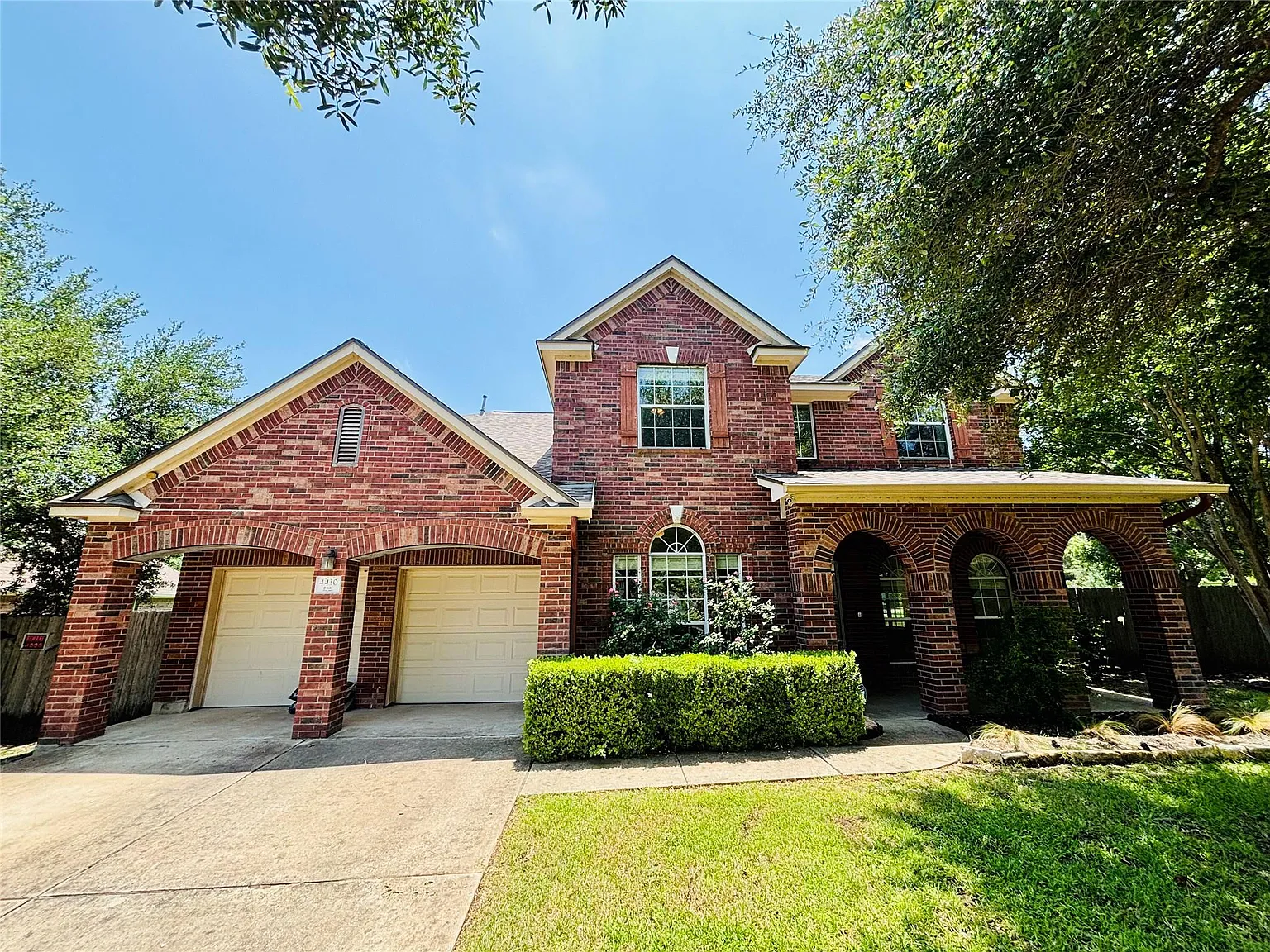 5 bed, 3.0 bath, 2921 sqft, $2,900 — Photo 2