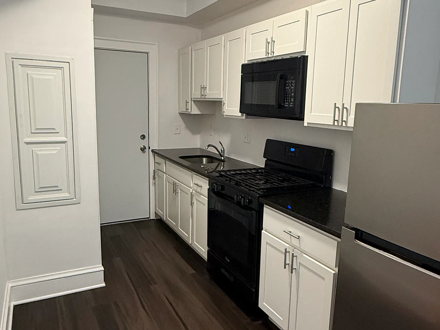 360 Laurel St — Photo 4