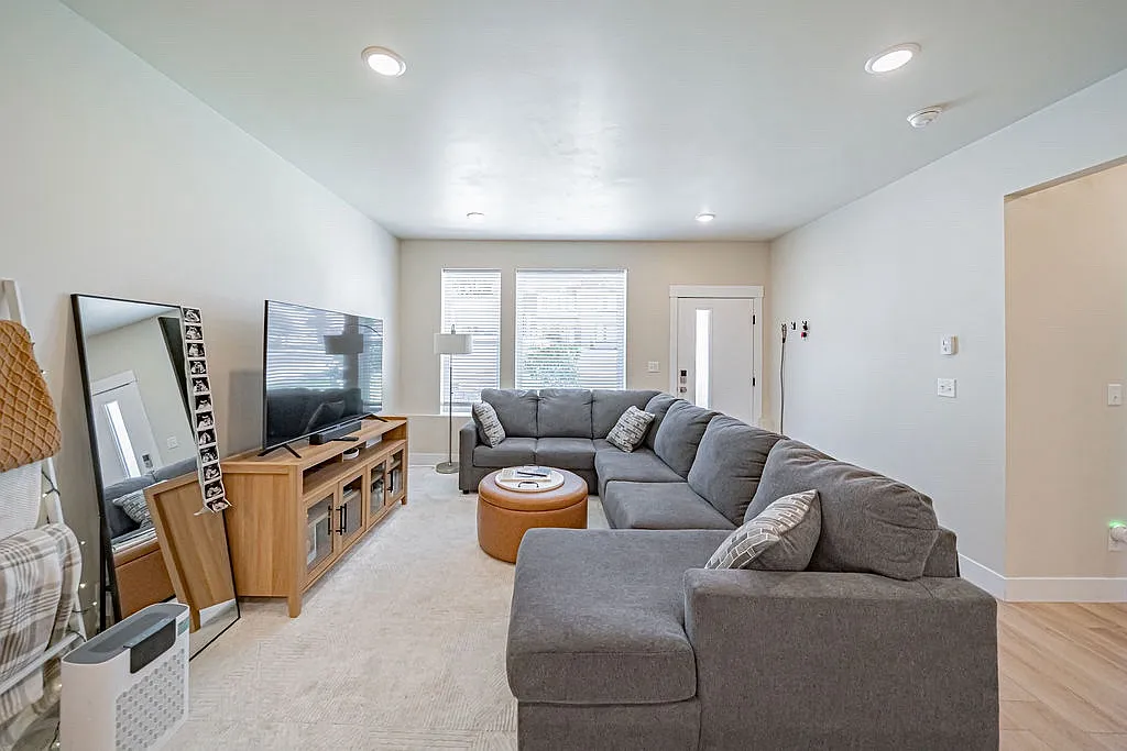 2 bed, 920 sqft, $1,465 — Photo 2