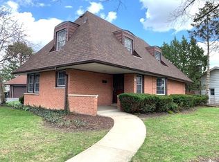 340 Crestwood Dr, Roselle, IL 60172