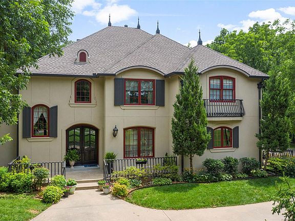2nd image of 215 W Deer Valley Dr