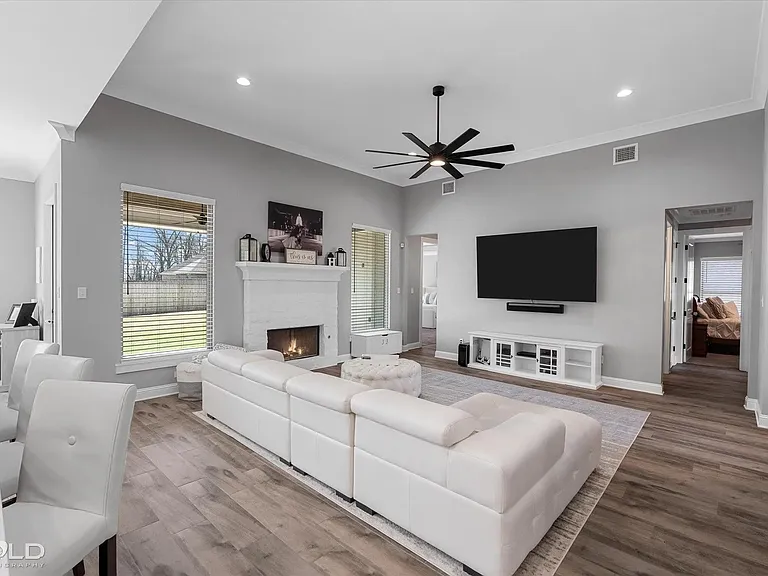 231 Conti Way — Photo 14
