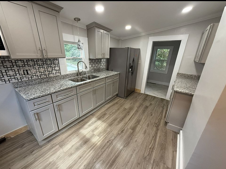 1st image of 842 Lee St