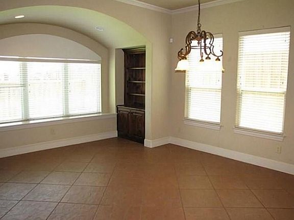 5th image of 609 Denton Creek Dr