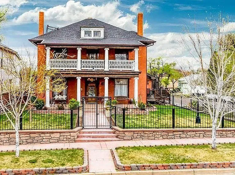 Beautiful 1876 Colonial Mansion