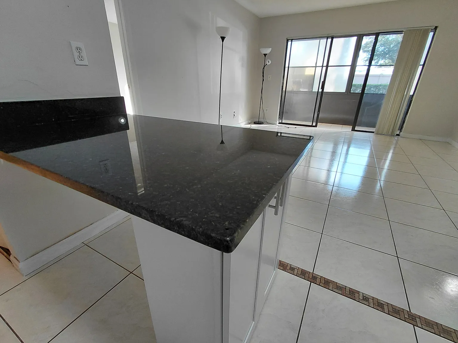 1 bed, 926 sqft, $1,300 — Photo 4