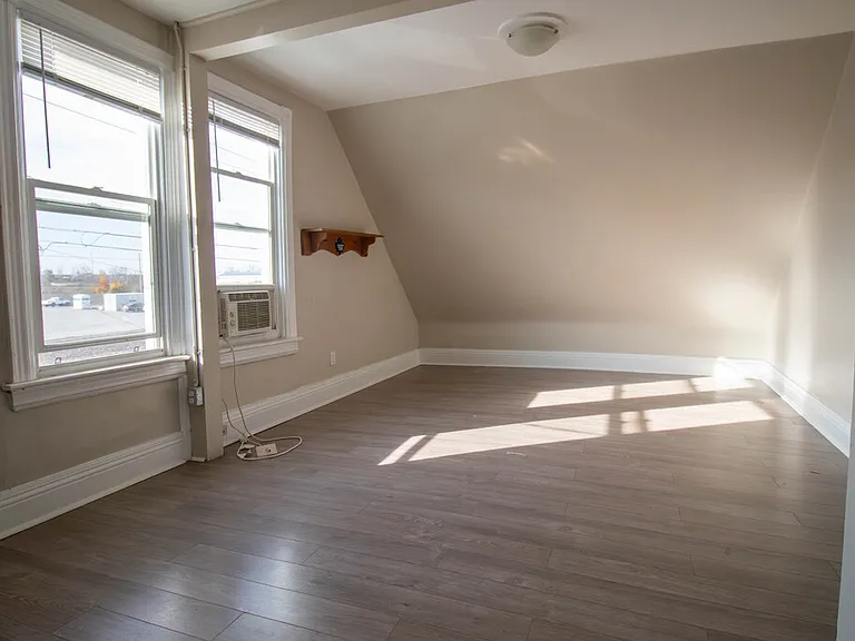 31 Ontario Rd — Photo 4