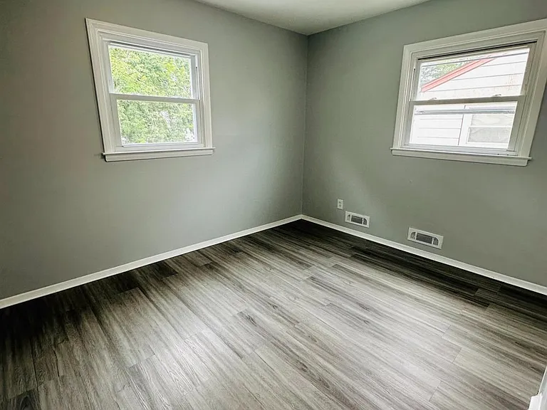 183 E Henry Pl — Photo 5
