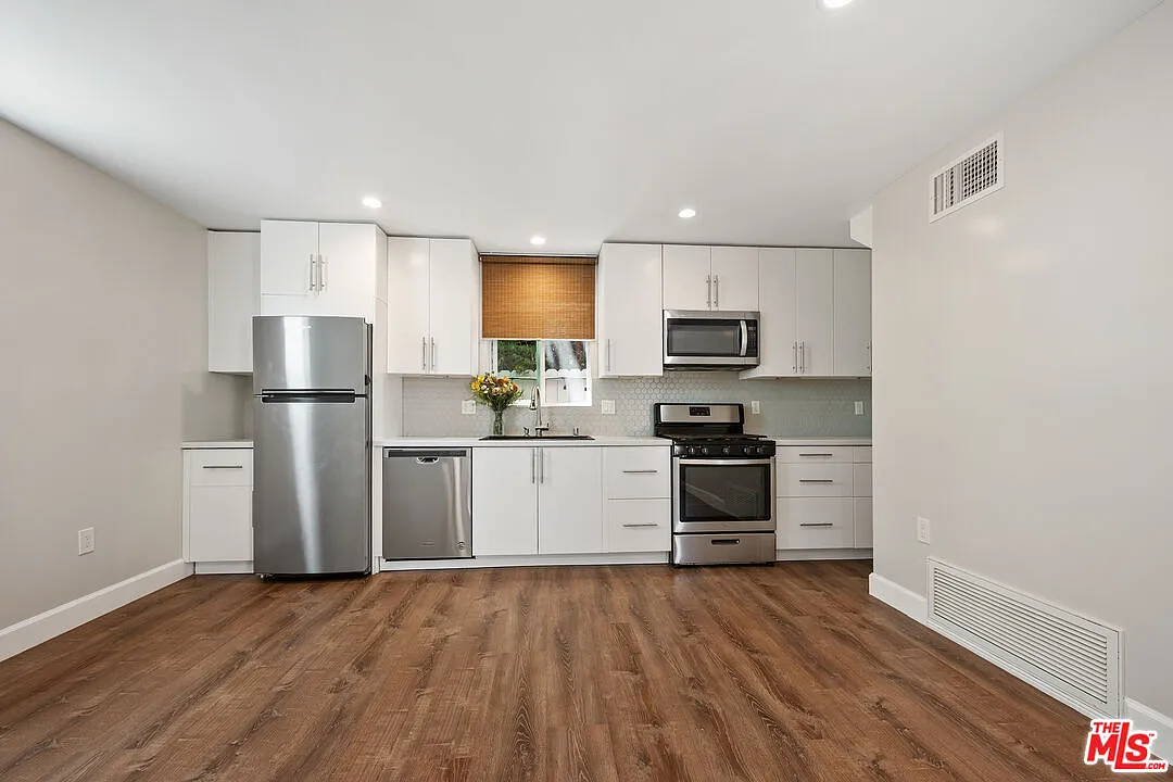 1 bed, 1.5 bath, 900 sqft, $4,000 — Photo 2