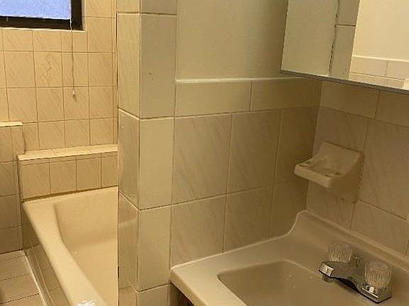 5th image of 2109 38th St APT 2F
