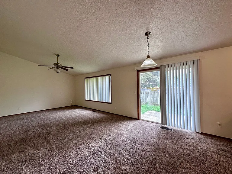 Adorable and Spacious!! Troutdale Duplex in Cul-de-sac!! — Photo 6