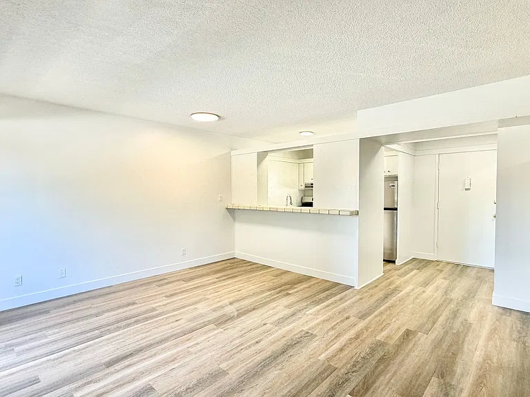 Alameda Apartments — Photo 4
