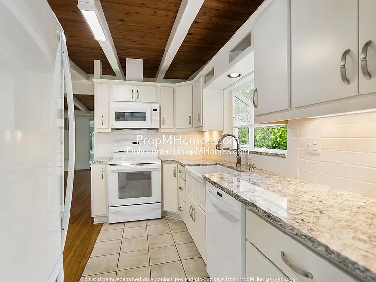 1885 SW Wellington Ave — Photo 7