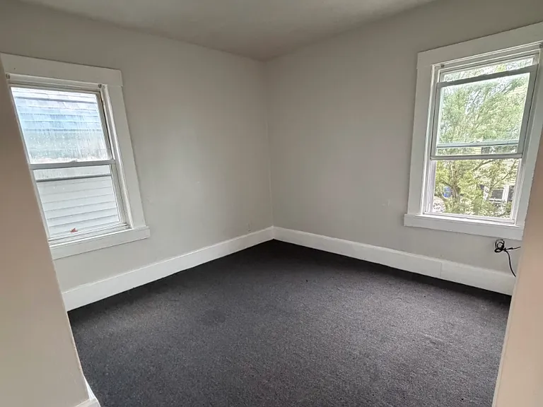 439-441 Rivet St 2E New Bedford Updated 2BR Near Shops, Parks & Major Routes — Photo 14