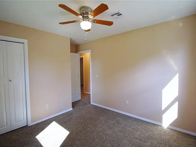 213 Cherokee Ln — Photo 23