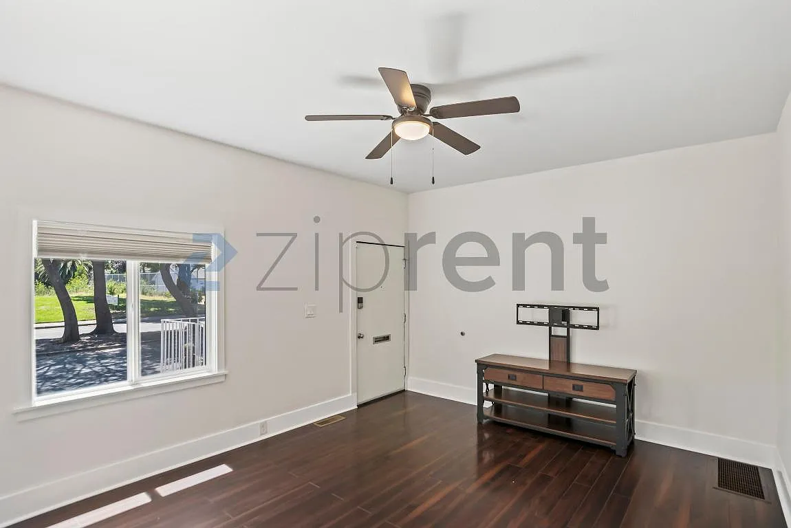 2 bed, 840 sqft, $2,800 — Photo 3