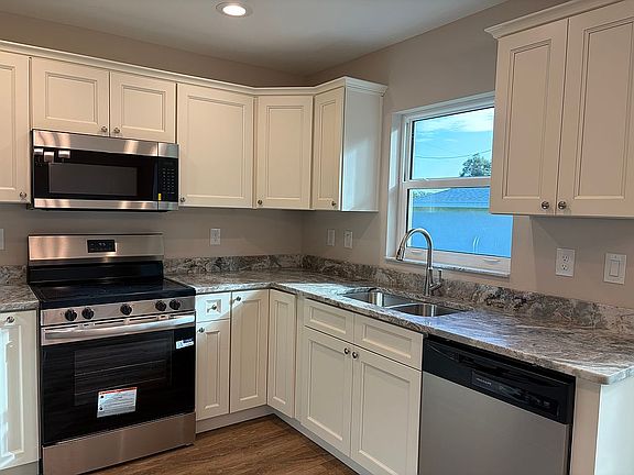 5th image of 205 N Savary Ave