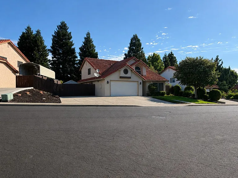 742 Rambleton Dr — Photo 2