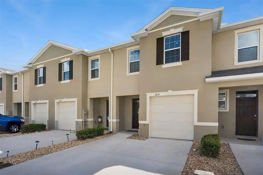 3 bed, 2.5 bath, 1673 sqft, $2,100 — Photo 3