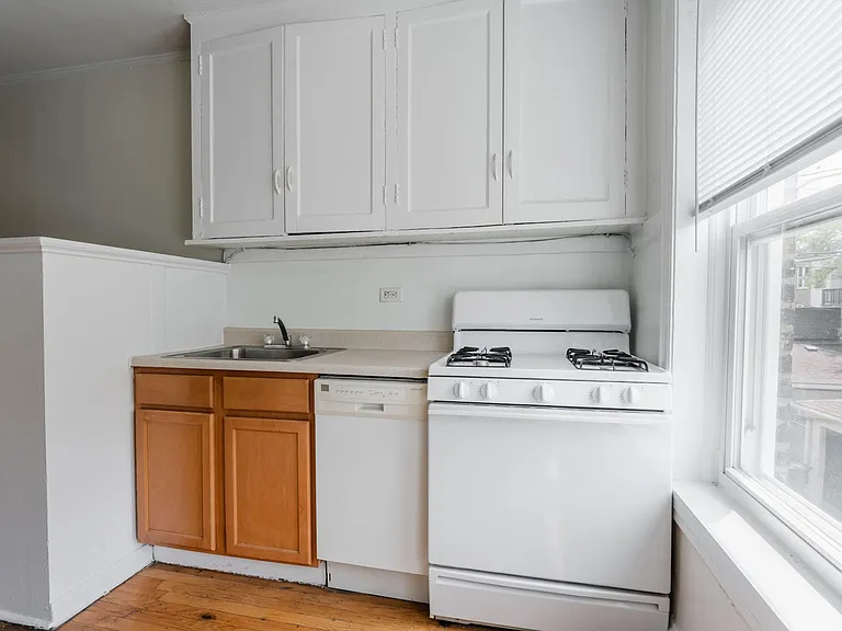 2561 W Montrose Ave — Photo 6