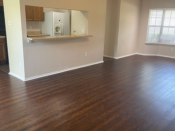 4th image of 105 Oakridge Dr