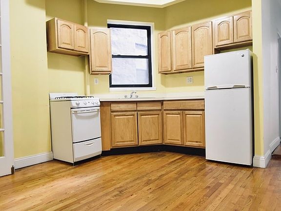 3rd image of 118 E 102nd St #7C