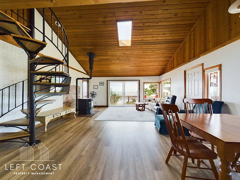 1033 NW Inlet Ave — Photo 6