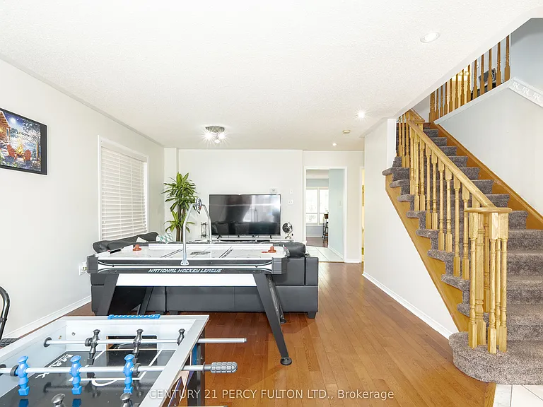 71 Armitage Cres — Photo 8