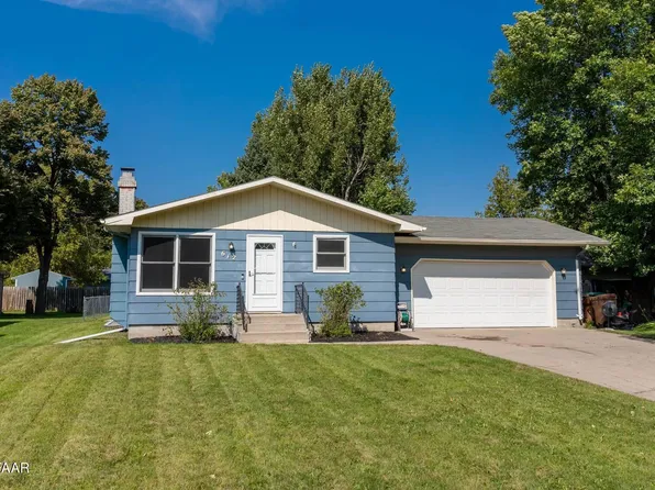 612 20th St NW, East Grand Forks, MN 56721