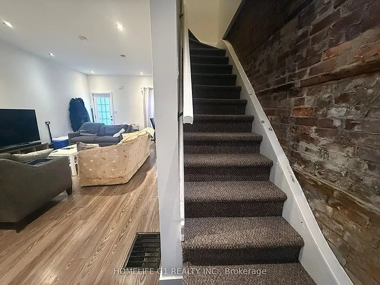 286 Hunter St W — Photo 9