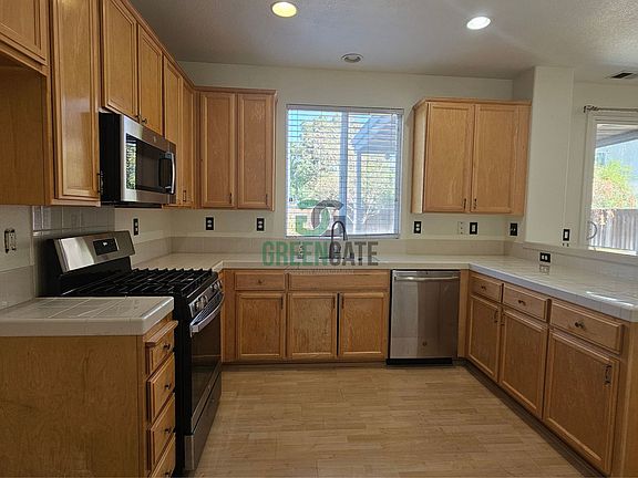 3rd image of 467 Rockingham Way