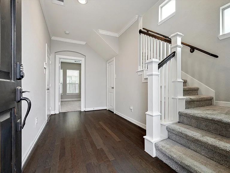 430 N Live Oak St — Photo 2