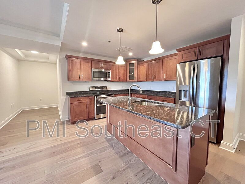 1st image of 461 Bank St Unit 806