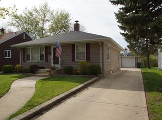 903 Manor Ct, Joliet, IL 60436
