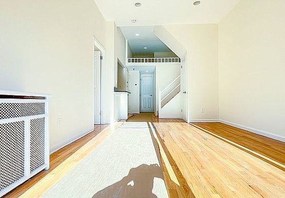 3rd image of 160 W 75th St APT 4B