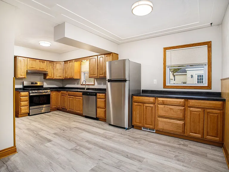 1679 Rosedale Ave — Photo 9