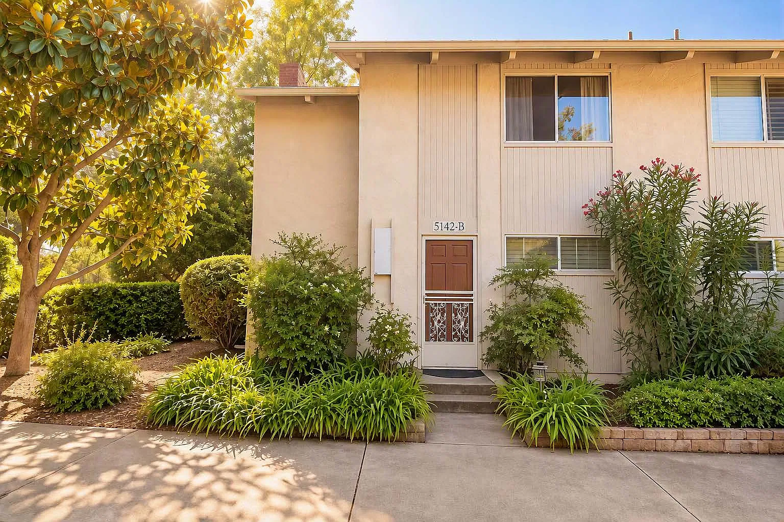5142 Calle Real — Photo 1