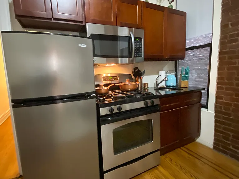 211 E 14th St #4 — Photo 6