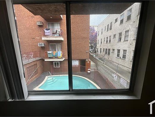 4th image of 509 N Berendo St