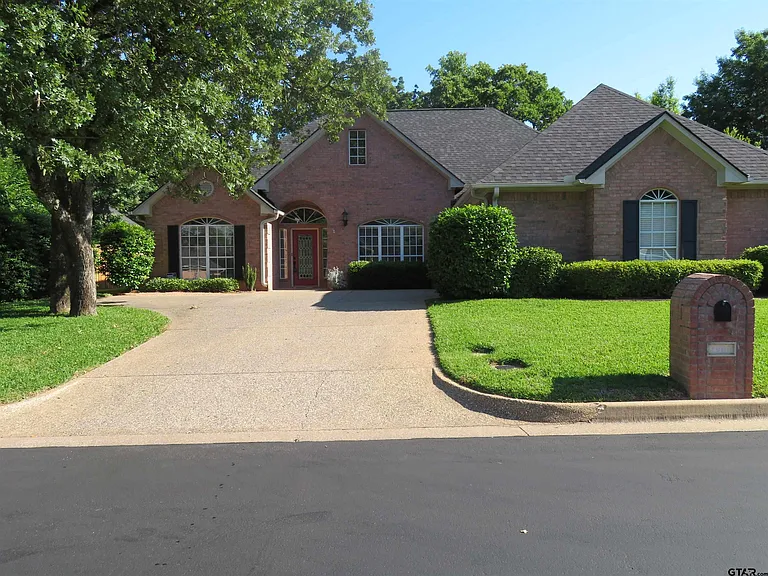 2908 Plymouth Cir — Photo 1