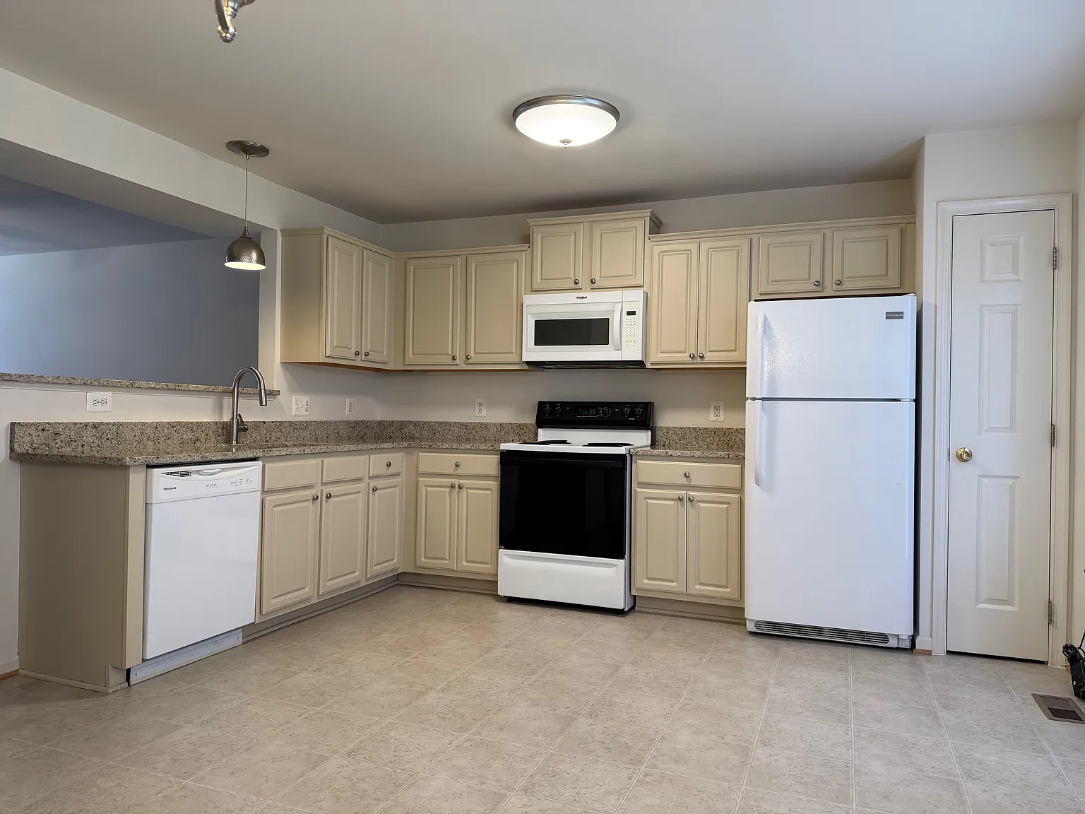 3 bed, 1920 sqft, $2,300 — Photo 3
