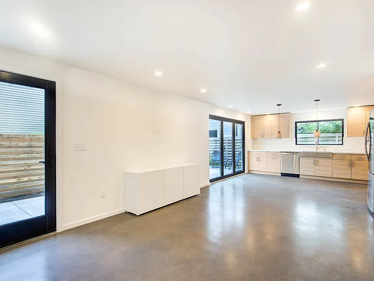 4608 NE 47th St — Photo 11