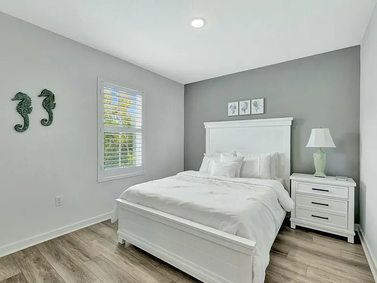 601 NE Waters Edge Ln — Photo 40