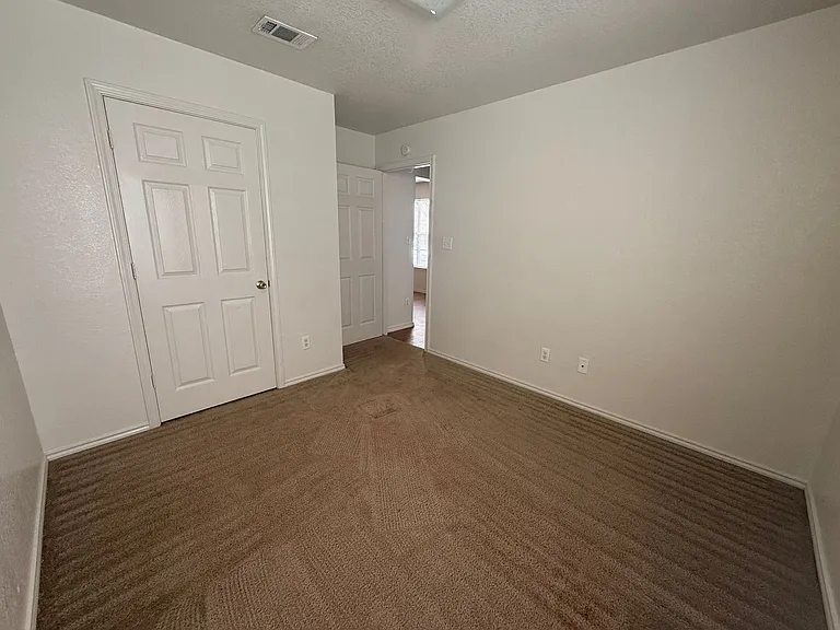 3301 Hereford Ln — Photo 9
