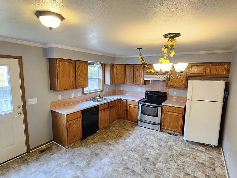 520 Adams Cir #B — Photo 5