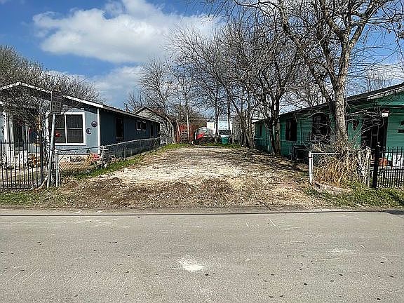 3rd image of 309 Montezuma St