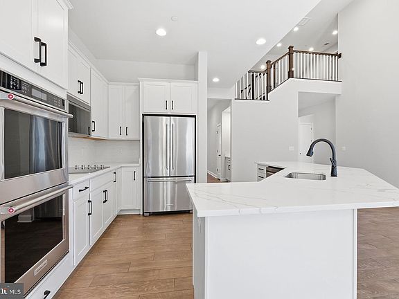 5th image of 1003 Champlain Ct