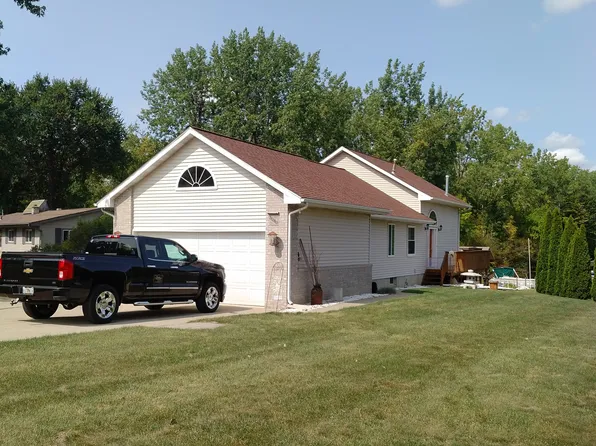 3080 Torrey Beach Dr, Fenton, MI 48430