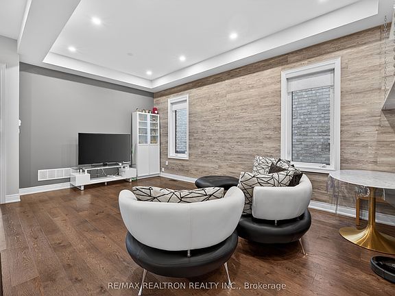 4th image of 143 Maple Ridge Cres