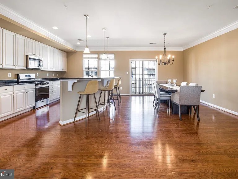 7969 Crescent Park Dr — Photo 4
